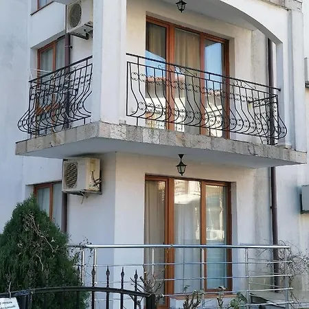 Ξενοδοχείο με διαμερίσματα Triumph Village 4*