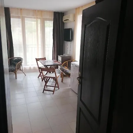 Ξενοδοχείο με διαμερίσματα Triumph Village 4*